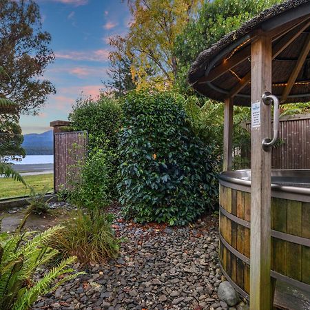 Tasman Holiday Parks - Те-Анау Екстер'єр фото Hot Tub at the Lake