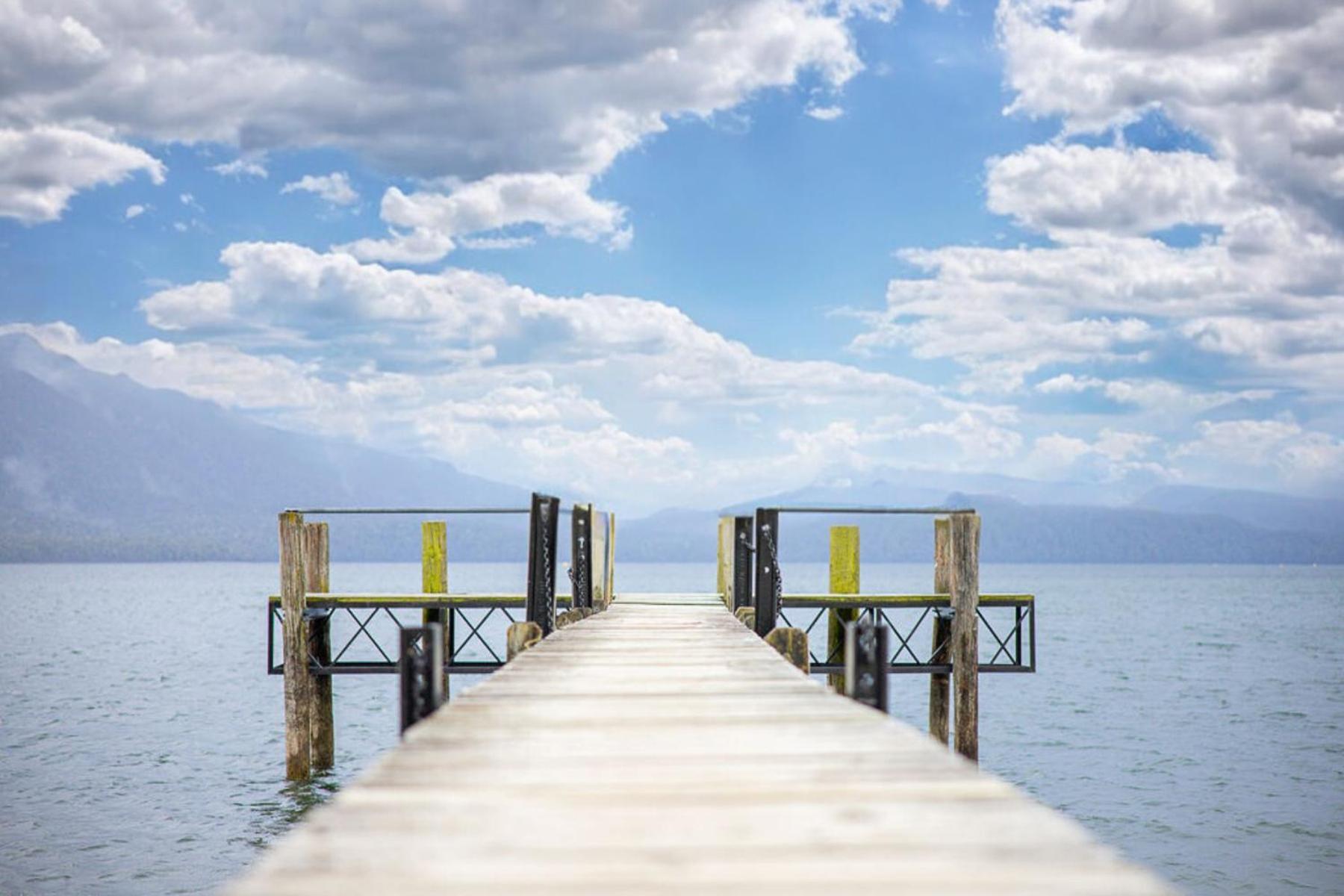 Tasman Holiday Parks - Те-Анау Екстер'єр фото The pier at the lake