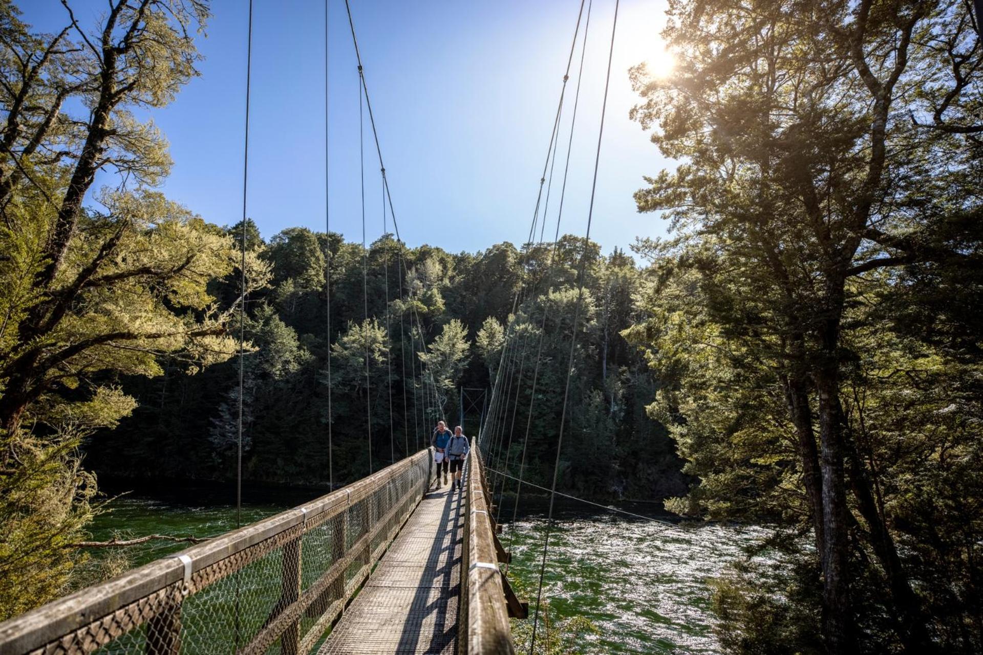 Tasman Holiday Parks - Те-Анау Екстер'єр фото Swing bridge over the Heaphy River