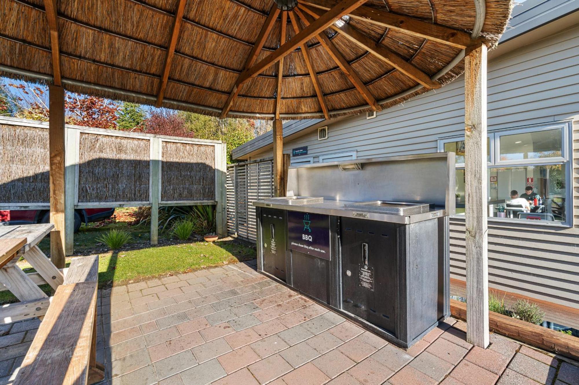 Tasman Holiday Parks - Те-Анау Екстер'єр фото Outdoor kitchen