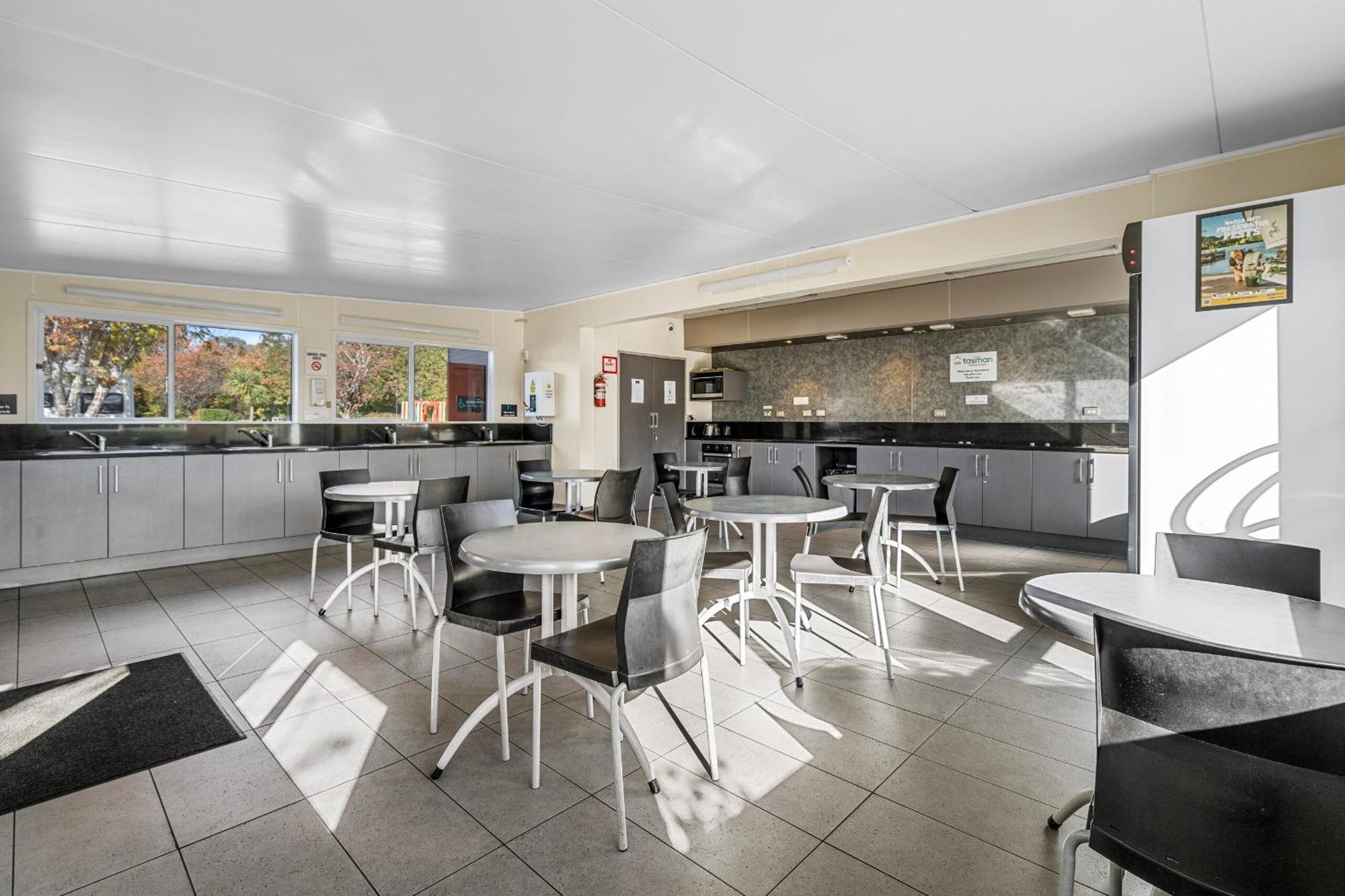 Tasman Holiday Parks - Те-Анау Екстер'єр фото The interior of the lounge