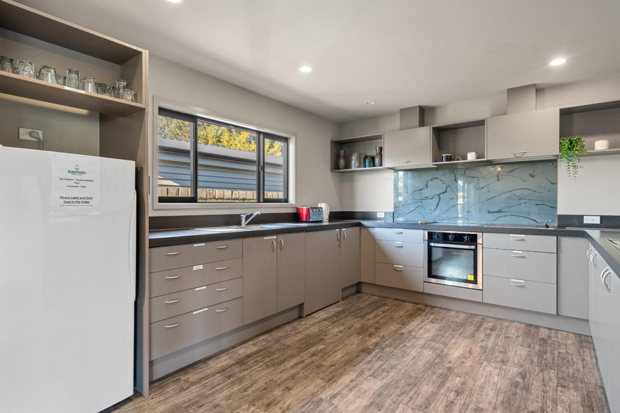 Tasman Holiday Parks - Те-Анау Екстер'єр фото A modern kitchen