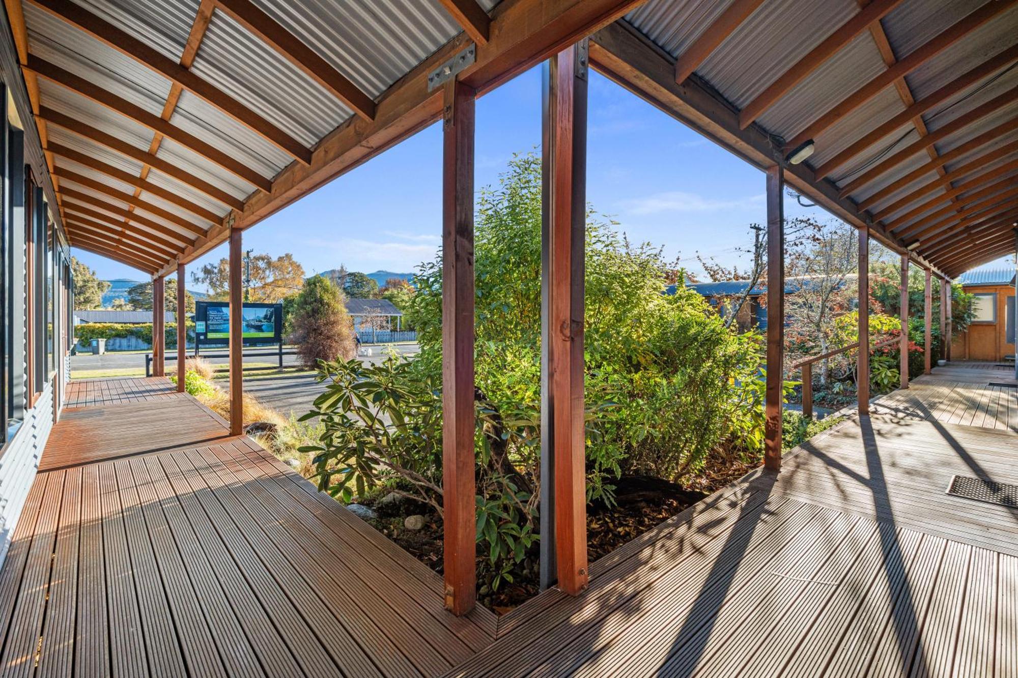 Tasman Holiday Parks - Те-Анау Екстер'єр фото The deck at the front of the house