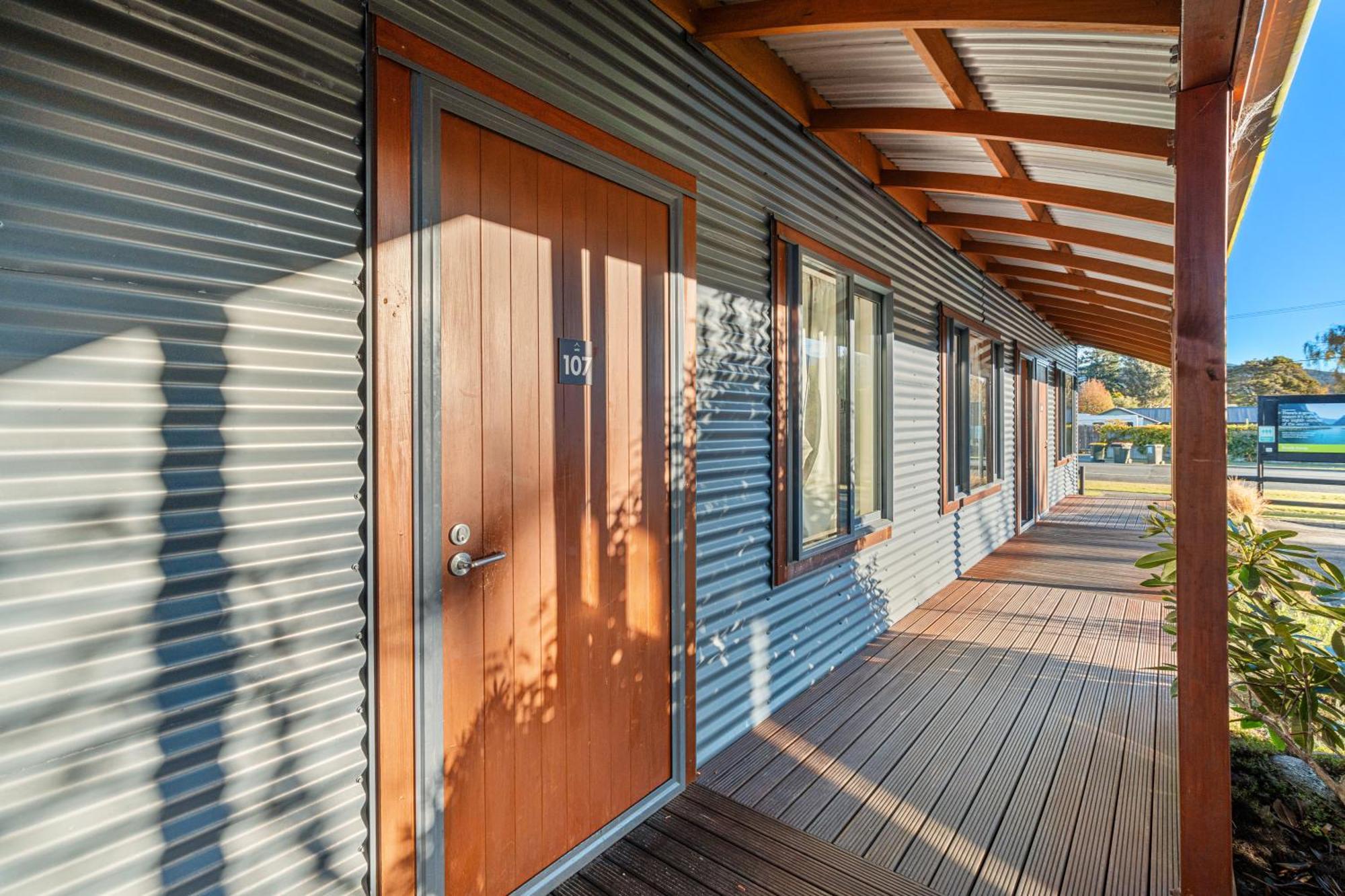 Tasman Holiday Parks - Те-Анау Екстер'єр фото The exterior of a typical residential studio