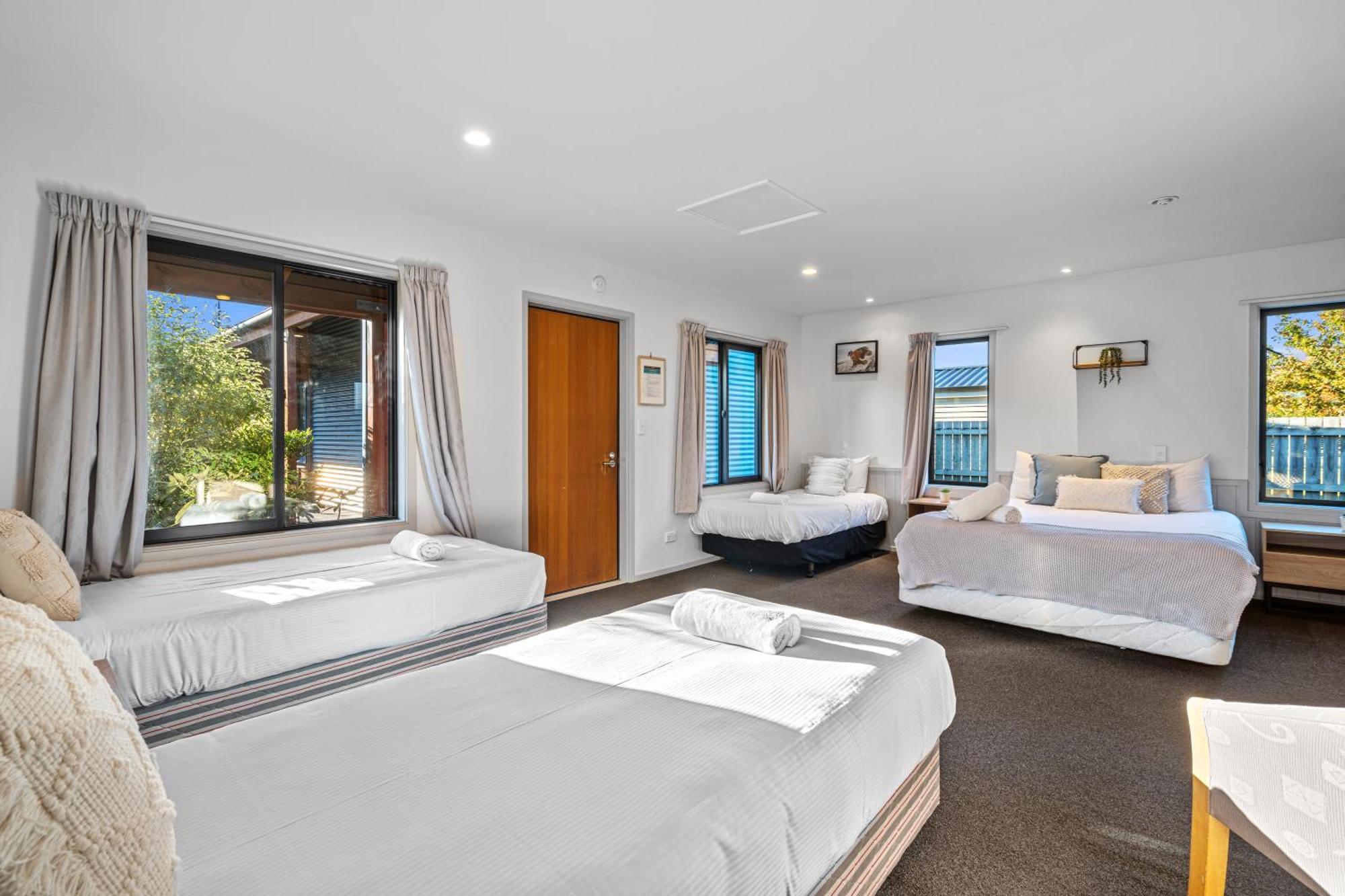 Tasman Holiday Parks - Те-Анау Екстер'єр фото A typical motel room
