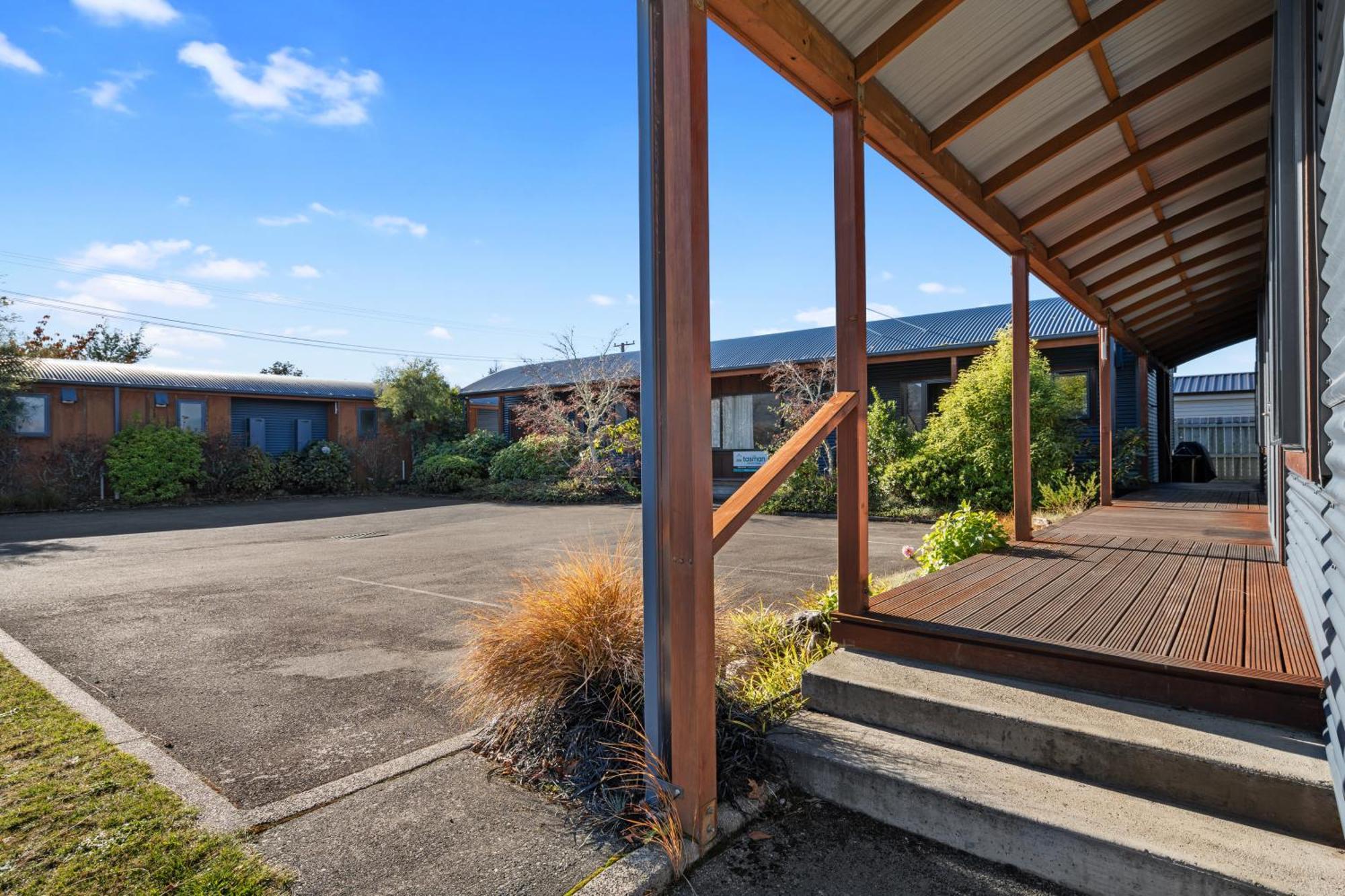 Tasman Holiday Parks - Те-Анау Екстер'єр фото The entrance to the motel