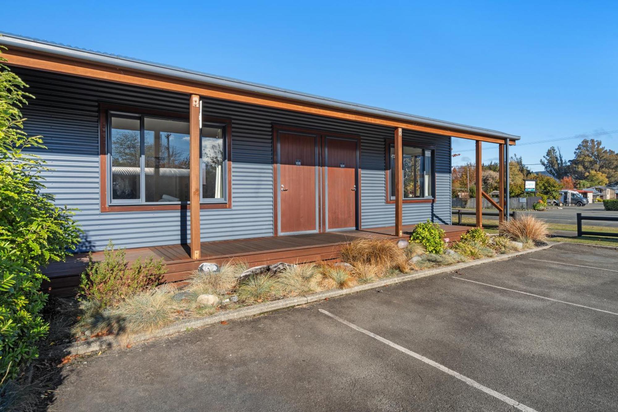 Tasman Holiday Parks - Те-Анау Екстер'єр фото The former school hall, now the school library